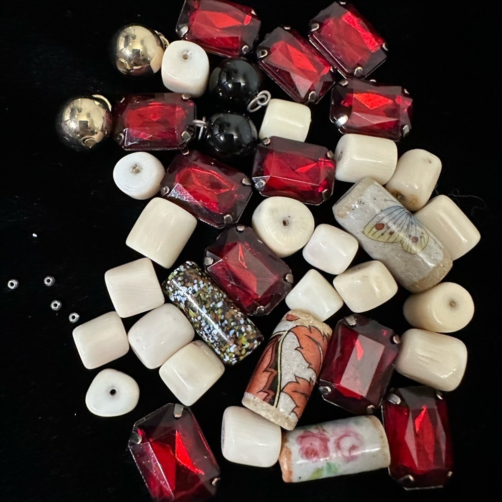 💎Crafter’s bundle.  Over 3 dozen beads for many projects.  Predrilled holes